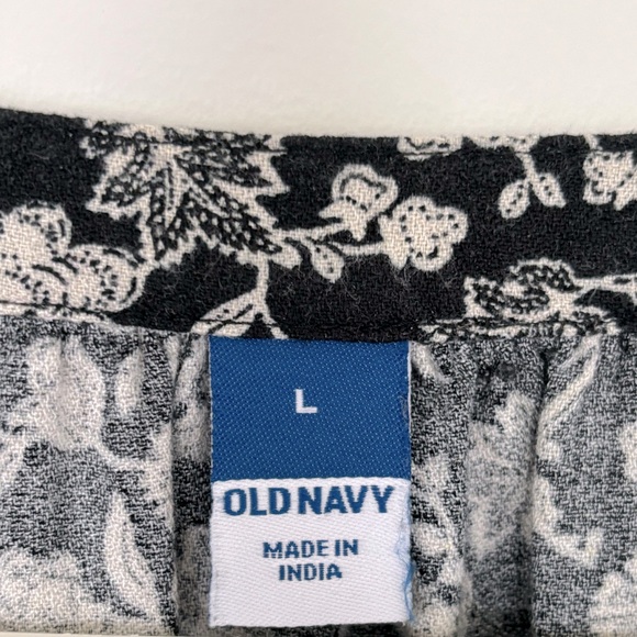 Old Navy black/ white Floral Top- large - Picture 3 of 4